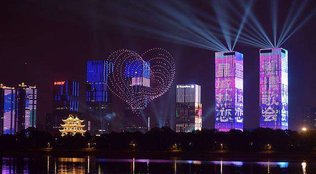 智能照明·长沙橘子洲777架无人机浪漫灯光秀迎七夕2