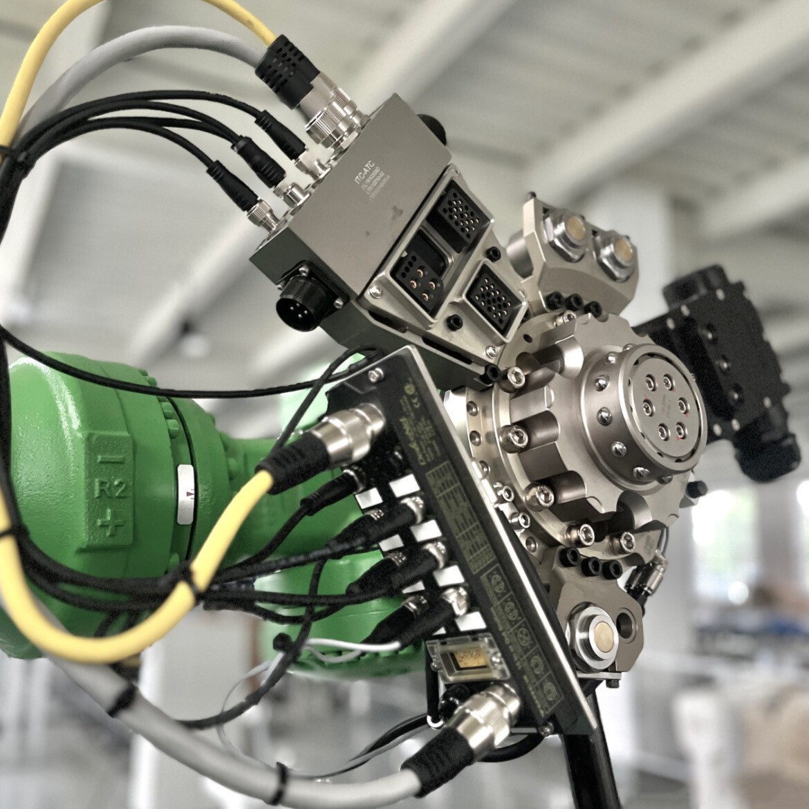 工业机器人搭载400系列连接器的布线特写